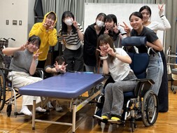 【看護学科】２年生が車椅子と杖歩行の演習をしました