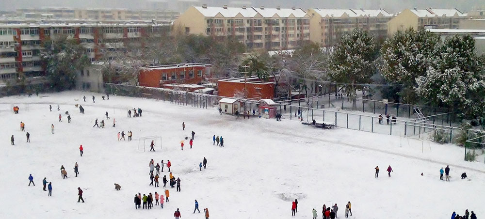 天津で雪遊びする子どもたち