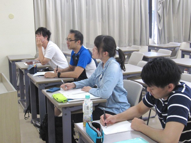 学生同士で勉強を教え合う