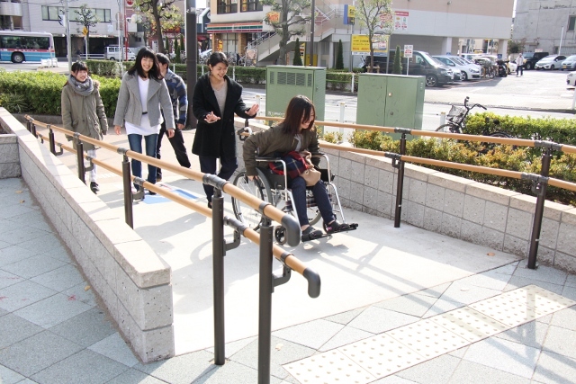 登りスロープをのぼる車椅子の学生さん