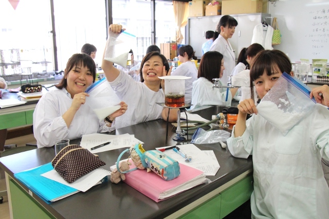 石鹸作り中の学生さん
