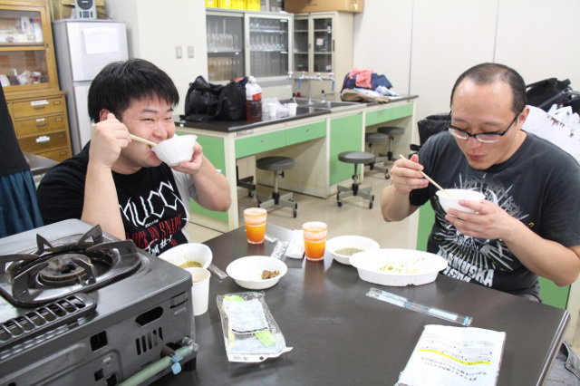 薬膳料理を試食中